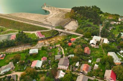nearly repaired 9-room hotel for sale